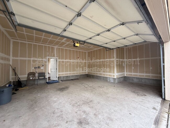 Building Photo - 2527 N Village Dr