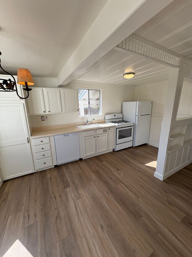 Building Photo - 1 + 1 Cottage  with Bonus Room, East End V...