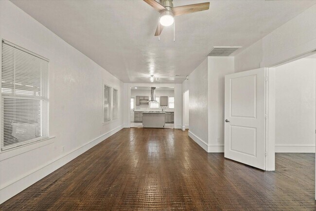 Building Photo - 927-929 S Rosemont Ave