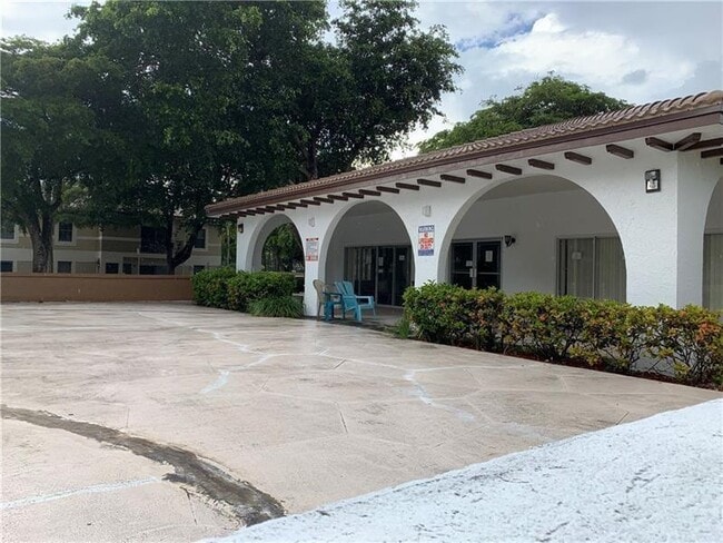 Building Photo - 2830 Riverside Dr