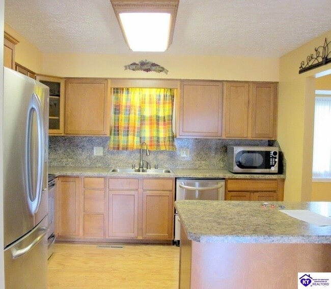 Building Photo - 927 Woods Hollow Dr