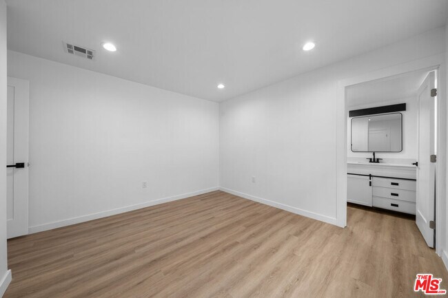 Building Photo - 1537 N Kingsley Dr