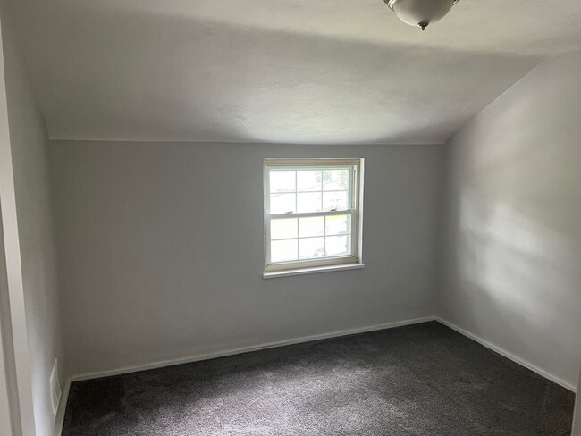 Building Photo - 2BD 1.5BA in Penn Hills!!