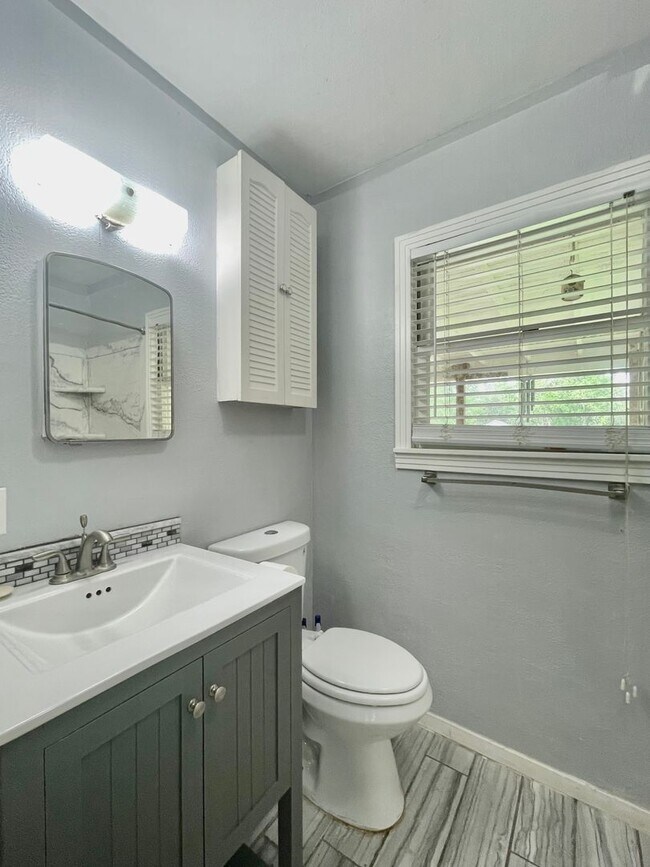 Building Photo - Fully Updated & Unbeatable Location