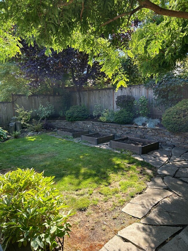 Building Photo - WOW!! West Seattle 4BR/3.5BA Updated Dutch...