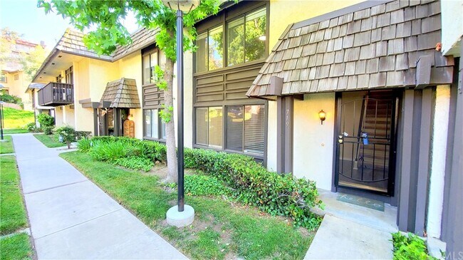 Building Photo - 719 Briarwood Ln