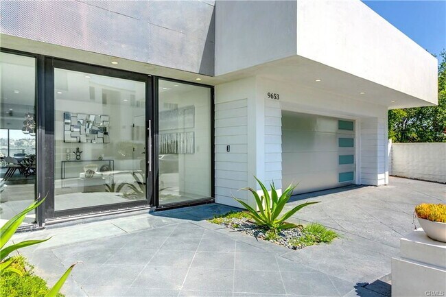 Building Photo - 9653 Highridge Dr