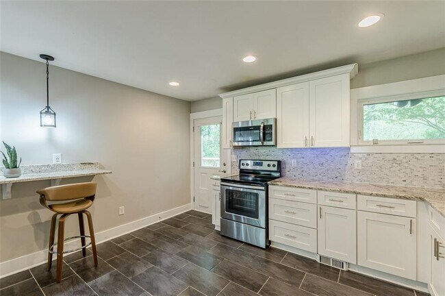 Building Photo - 2314 Bryant Dr