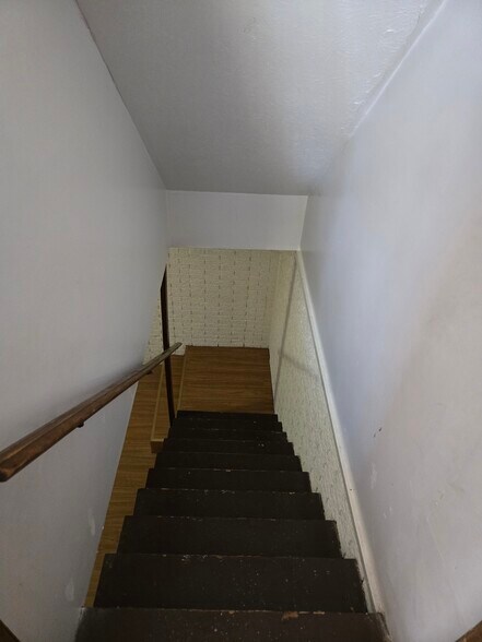 Building Photo - 5645 Chatford Dr