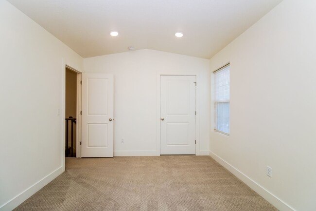 Building Photo - Modern 3 Bed, 2.5 Bath Pet-Friendly Home w...