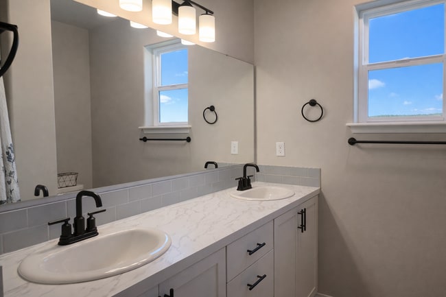 Building Photo - SOUTHRIDGE HOME! Modern Comfort Meets Everyday Convenience!