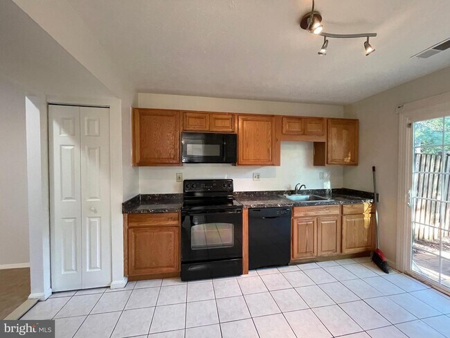 Building Photo - 7233 Mill Creek Ct