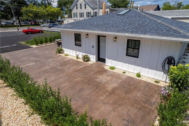 Building Photo - 1014 Main St