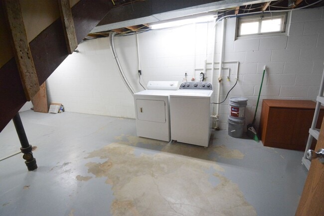 Building Photo - Ranch style apartment in duplex with finished basement space!