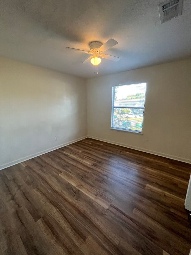 Building Photo - 514 Landview Dr