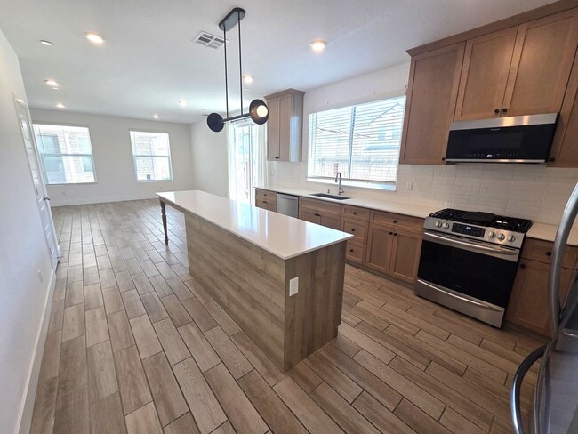 Building Photo - Beautiful 3 Bedroom 2.5 Bath Home in Gated Community