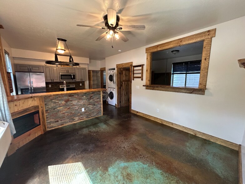 Building Photo - 6232-6233 Three Needles Ln