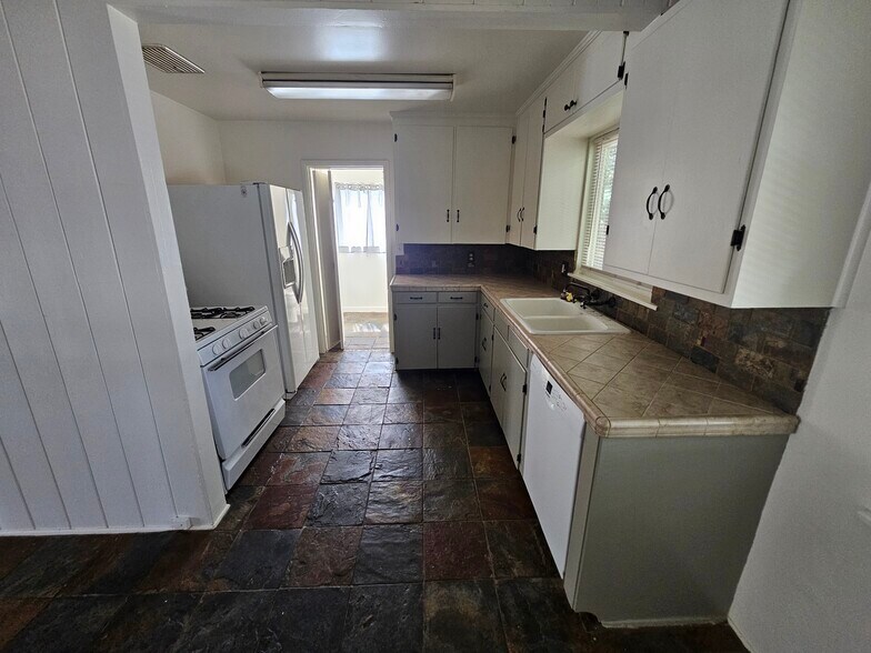 Building Photo - 228 W E St