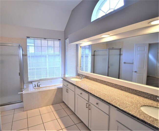 Building Photo - 1323 W Forest Dr