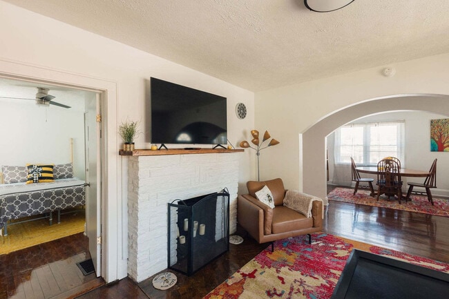 Building Photo - 145 Midway St