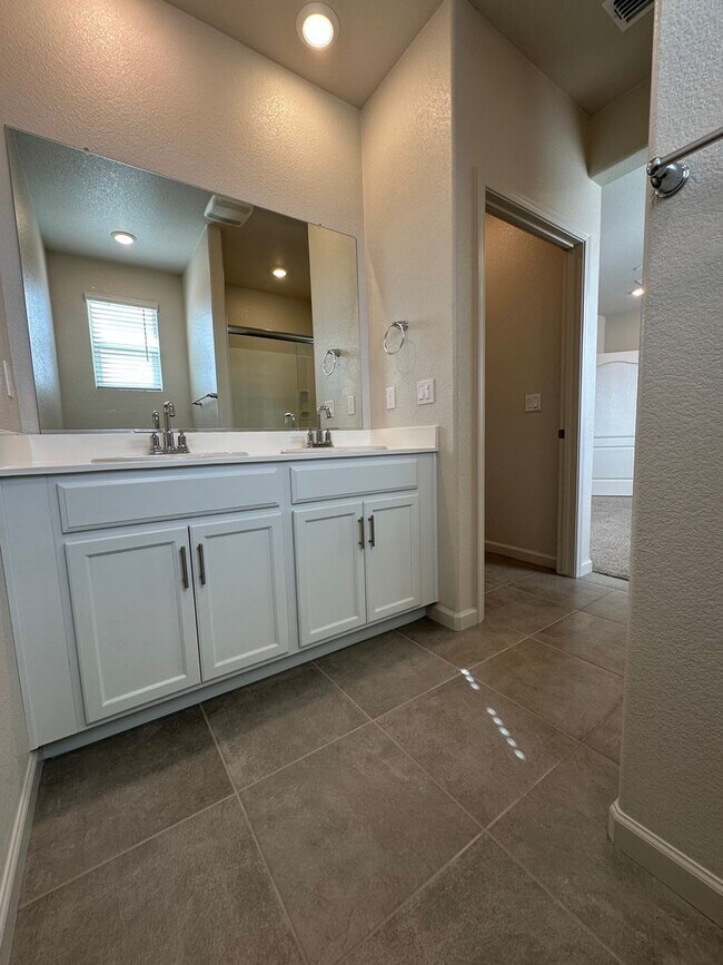 Building Photo - Gorgeous Brand New 3 Bedroom 2.5 Bath Home