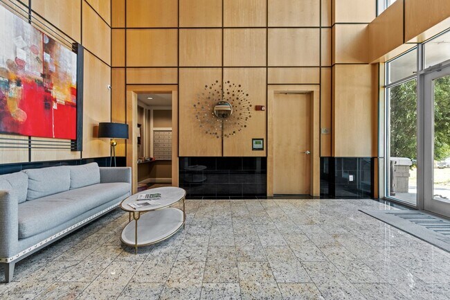 Building Photo - Your dream condo in the heart of Raleigh!