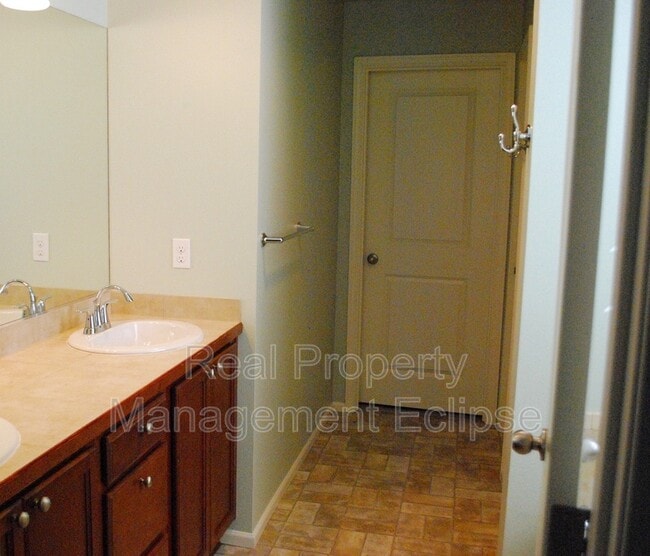 Building Photo - 10707 Ross Rd