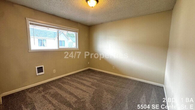 Building Photo - Upper-Level 2 BD | 1 BA Home - FoPo