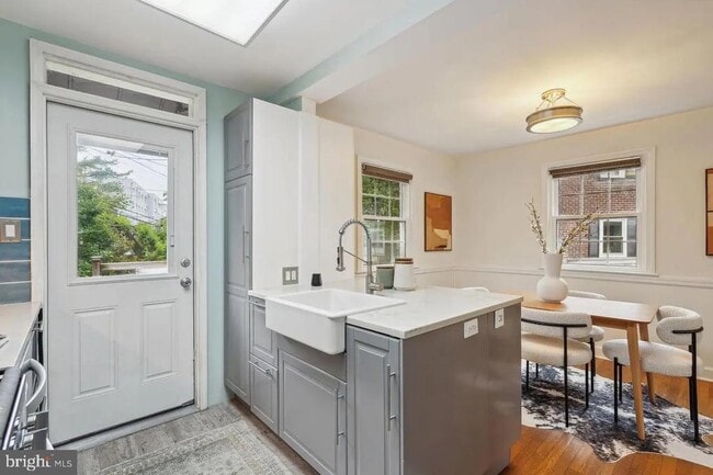 Primary Photo - 304 S Glebe Rd