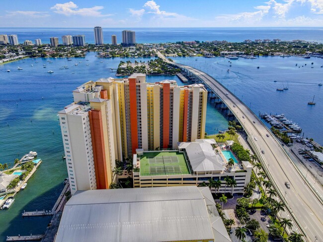 Building Photo - 2640 Lake Shore Dr