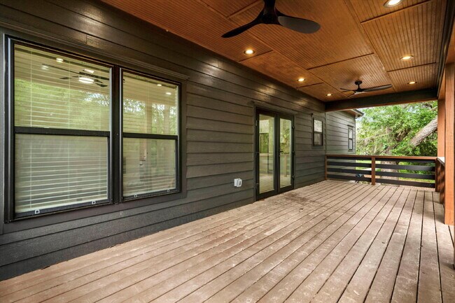 Building Photo - "Spacious 4-Bed Oasis with Guest Suite on Johns Island - Your Dream Home Awaits!"