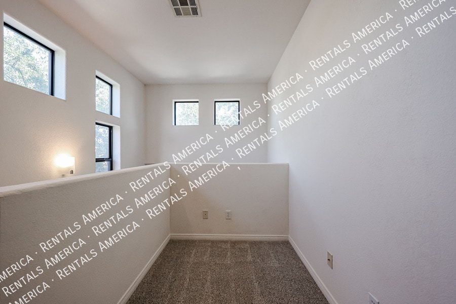 Building Photo - 123 N Washington St