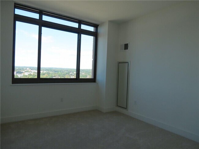 Building Photo - 175 Huguenot St