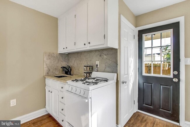 Building Photo - Coming Soon -  Charming 2 Bedroom, 1 Bath ...