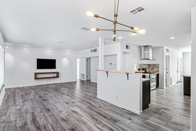 Building Photo - Now Leasing – Fully Updated Scottsdale Home!