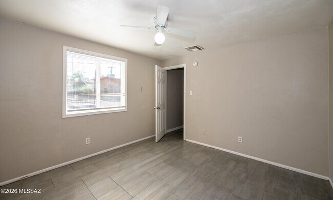 Building Photo - 810 E Linden St