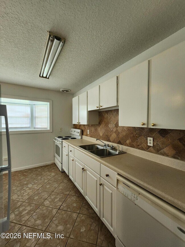 Building Photo - 1721 Hawaii Dr E