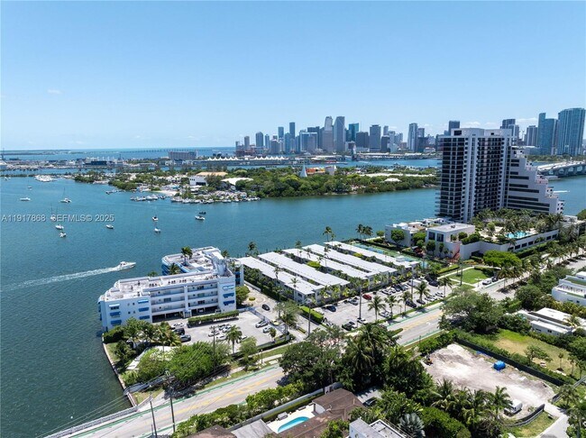 Building Photo - 1120 Venetian Way