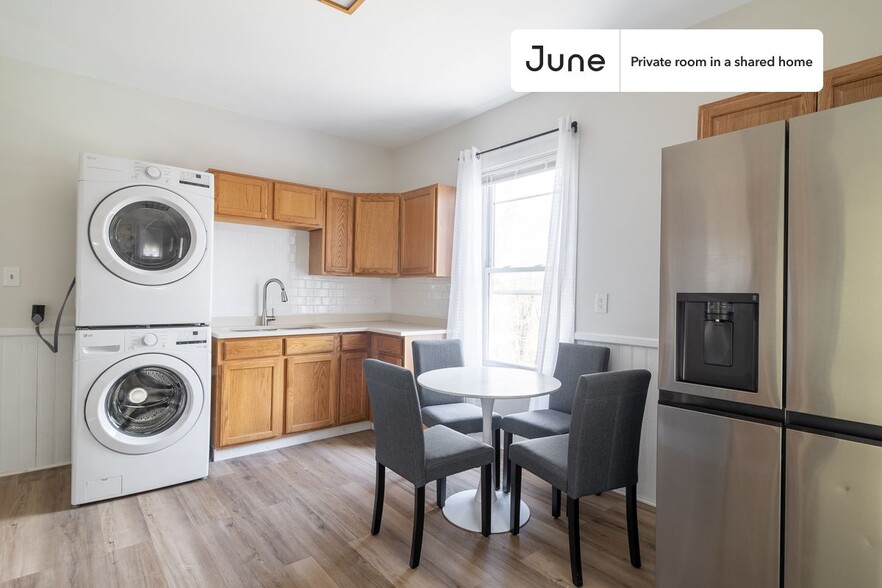 Building Photo - Private bedroom in 3 bed/1 bath Home