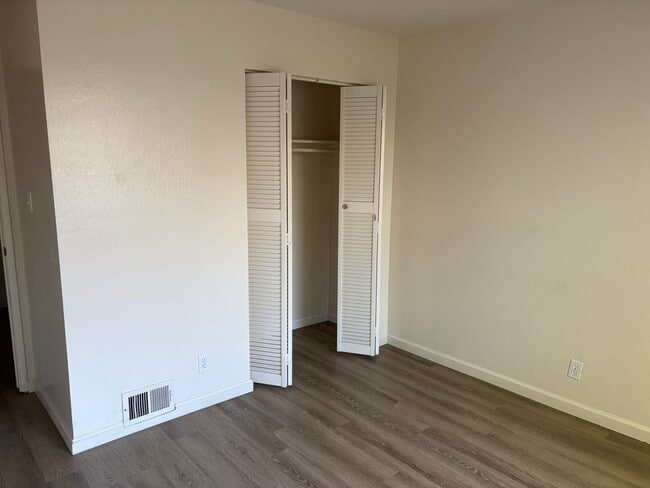 Building Photo - Beautifully maintained 2 bedroom condo