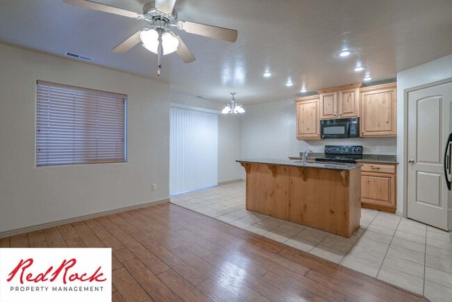 Building Photo - Beautiful 3 bedroom, 2.5 bathroom Townhome...