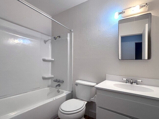 Building Photo - 3 Bedroom Townhouse with a 2 car garage and a middle courtyard area