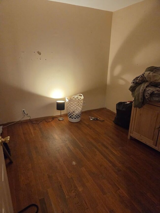 Building Photo - 5BR/1.5BA Row Home with Backyard and Laund...