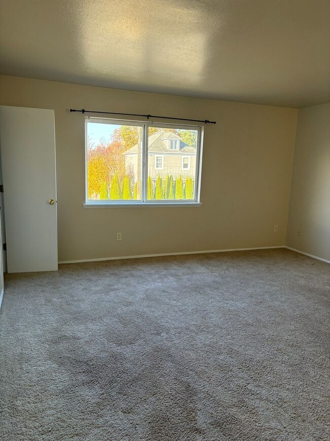 Building Photo - 3 bd/1 ba Duplex in Tacoma - $1,700