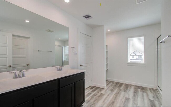 Building Photo - 2911 Crown Gate Dr