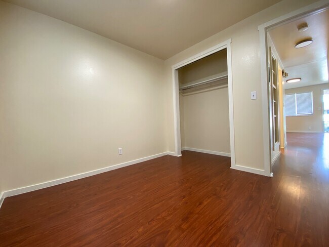 Building Photo - 817 W Heather Ln