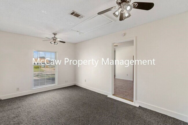 Building Photo - 2600 Bluebird Ln