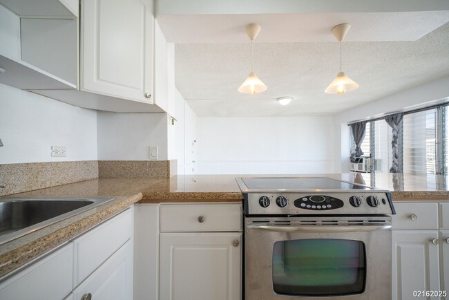 Building Photo - BEAUTIFULLY UPGRADED 1BR/1BA/1PKG WITH WRA...