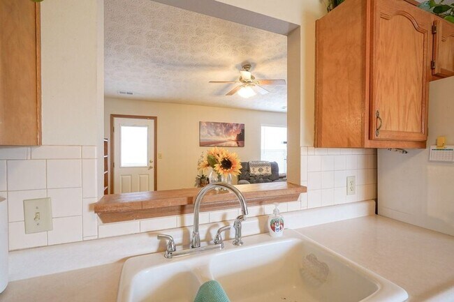 Building Photo - South side 3 Bedroom, 2 Bath Home, w/ 2 car attached garage