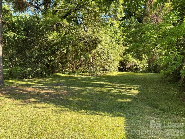 Building Photo - 2565 Brentwood Pl